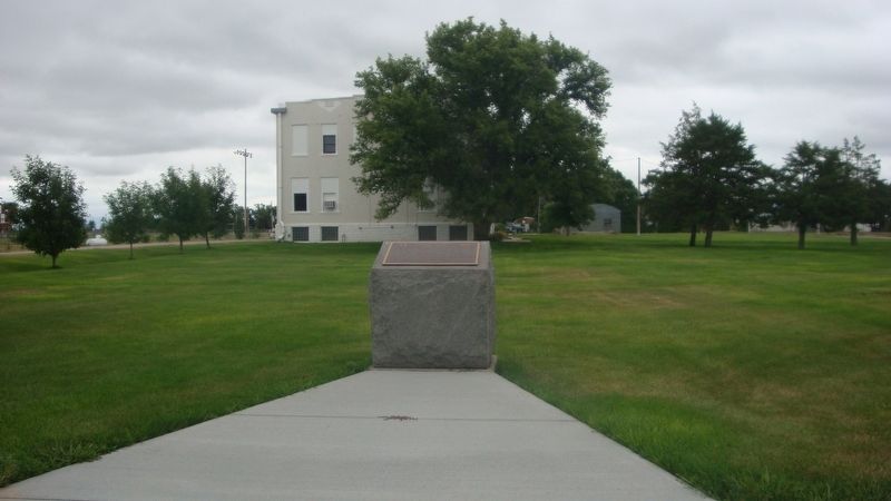 Keya Paha Marker with Court House in Background image. Click for full size.