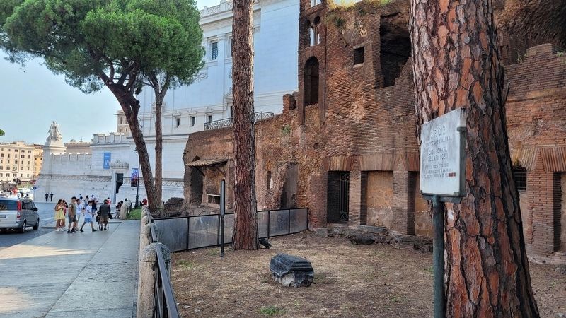 The fresco of Christ is at the far left of the Insula dell'Ara Coeli under the small awning image. Click for full size.