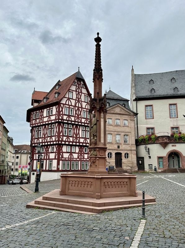 Stiftsbrunnen / Collegiate Church Fountain - looking north image. Click for full size.