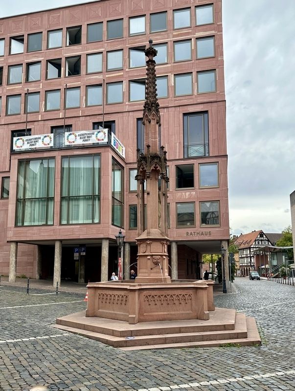 Stiftsbrunnen / Collegiate Church Fountain - looking south. Click for full size. Stiftsbrunnen / Collegiate Church Fountain - looking south image. Click for full size.