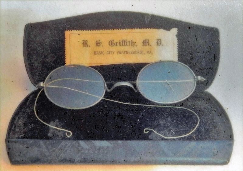 Marker detail: Wire-rimmed Spectacles. Click for full size. Marker detail: Wire-rimmed Spectacles image. Click for full size.