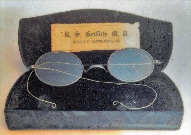 Marker detail: Wire-rimmed Spectacles image. Click for full size.