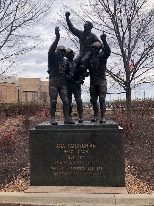 Ara Parseghian Statue image. Click for full size.