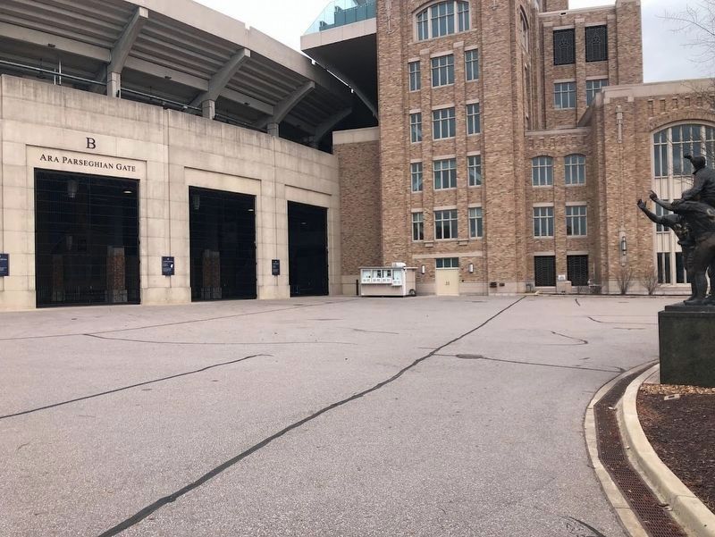 Ara Parseghian Statue image. Click for full size.