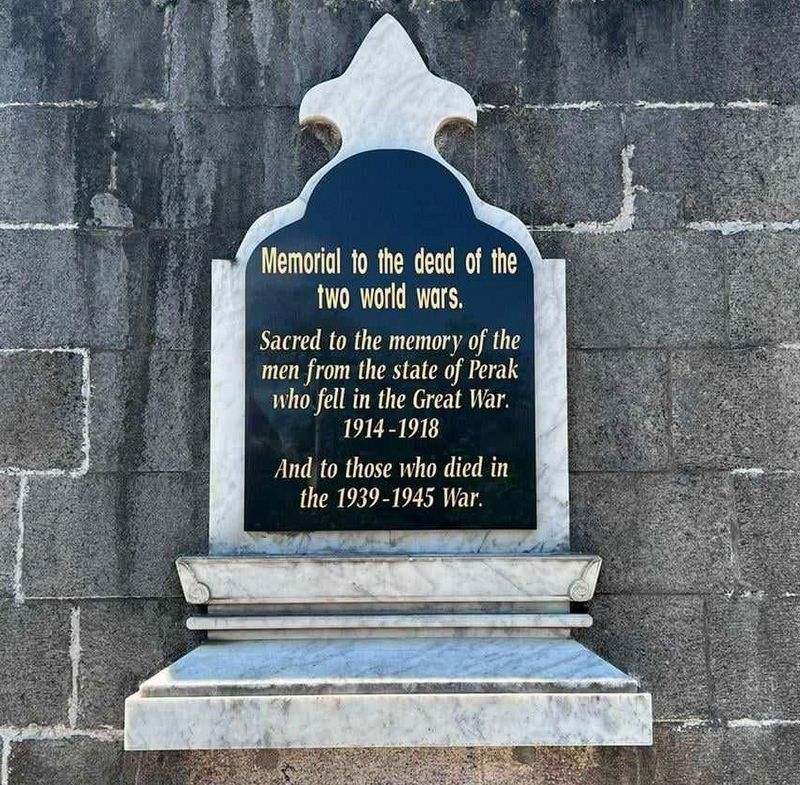 Memorial to the dead of the two World Wars. Click for full size. Memorial to the dead of the two World Wars image. Click for full size.