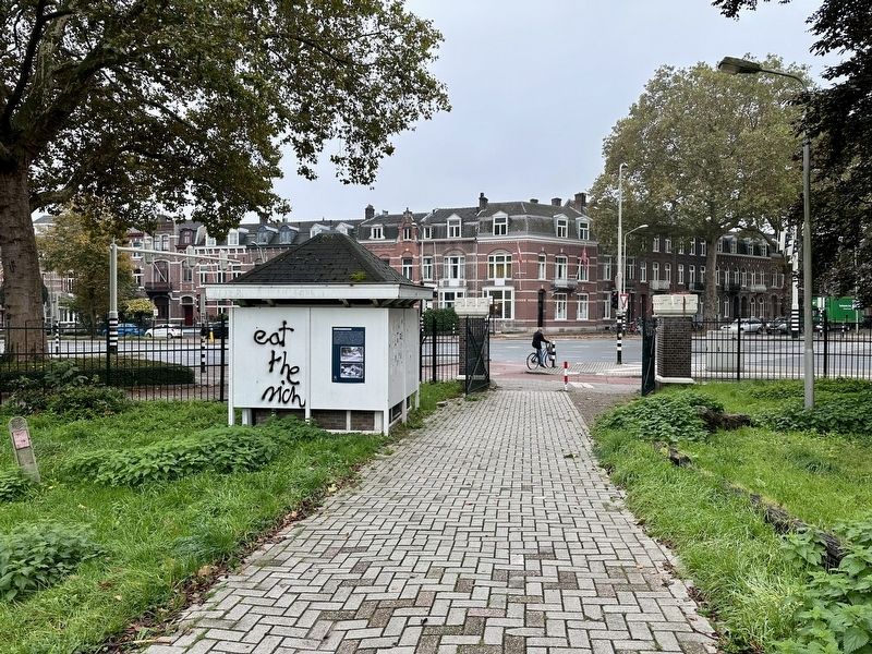 Legeringsgebouw en messgebouw / Instructional Building and Mess Hall Marker - wide view image. Click for full size.