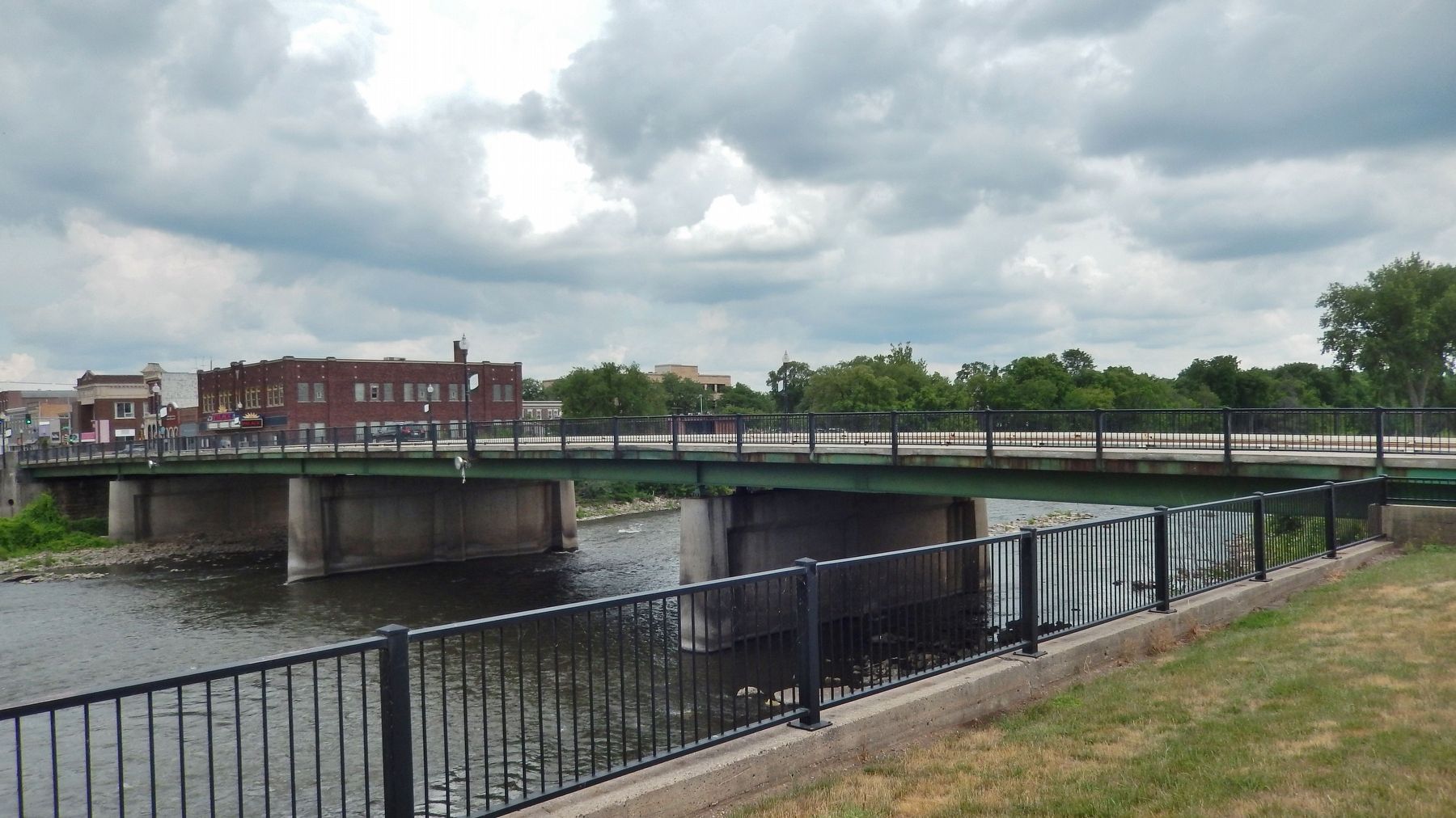 The Bremer Avenue Bridge over the Cedar River image. Click for full size.