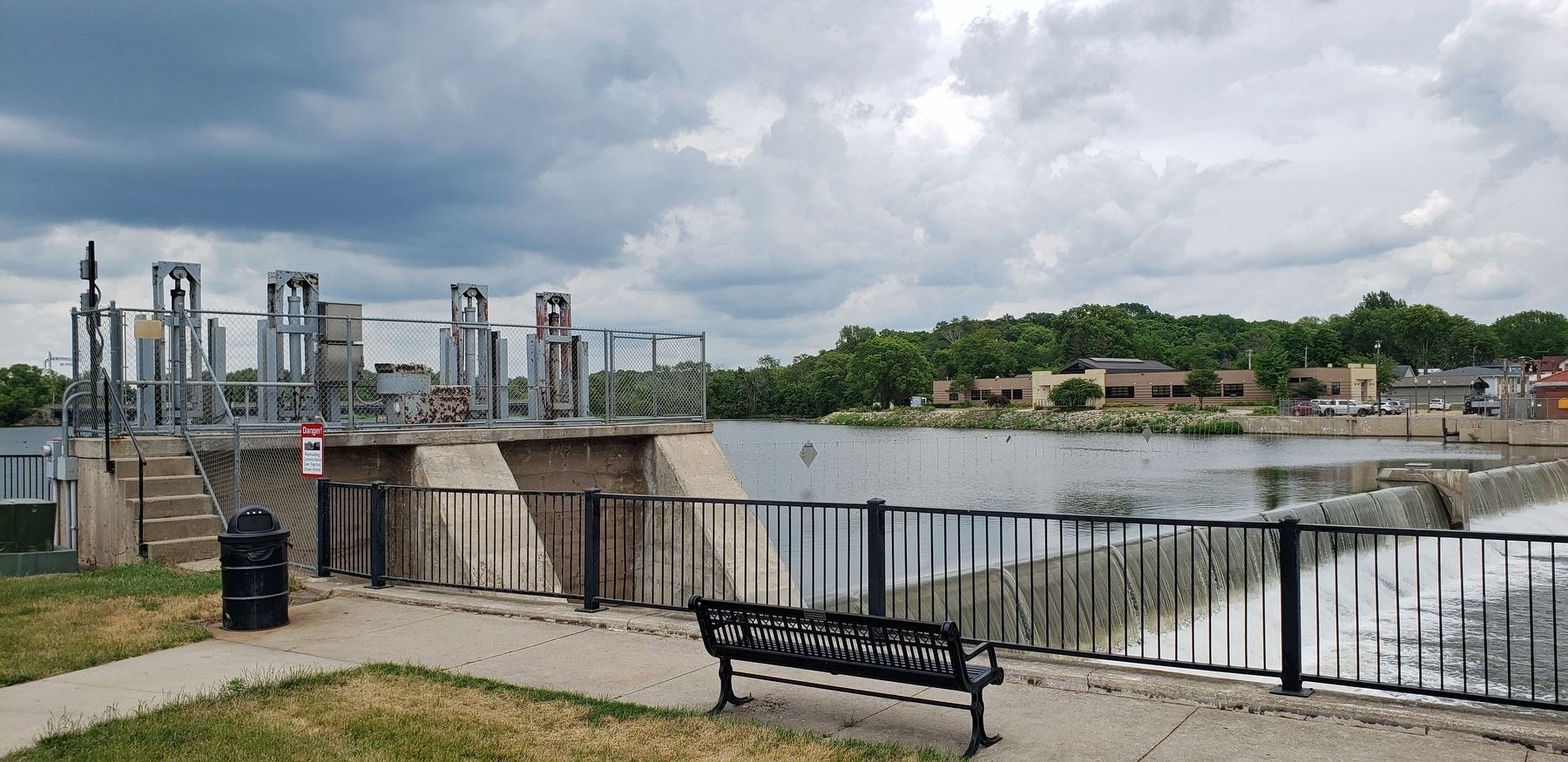 Cedar River Dam (<i>view from near marker</i>) image. Click for full size.