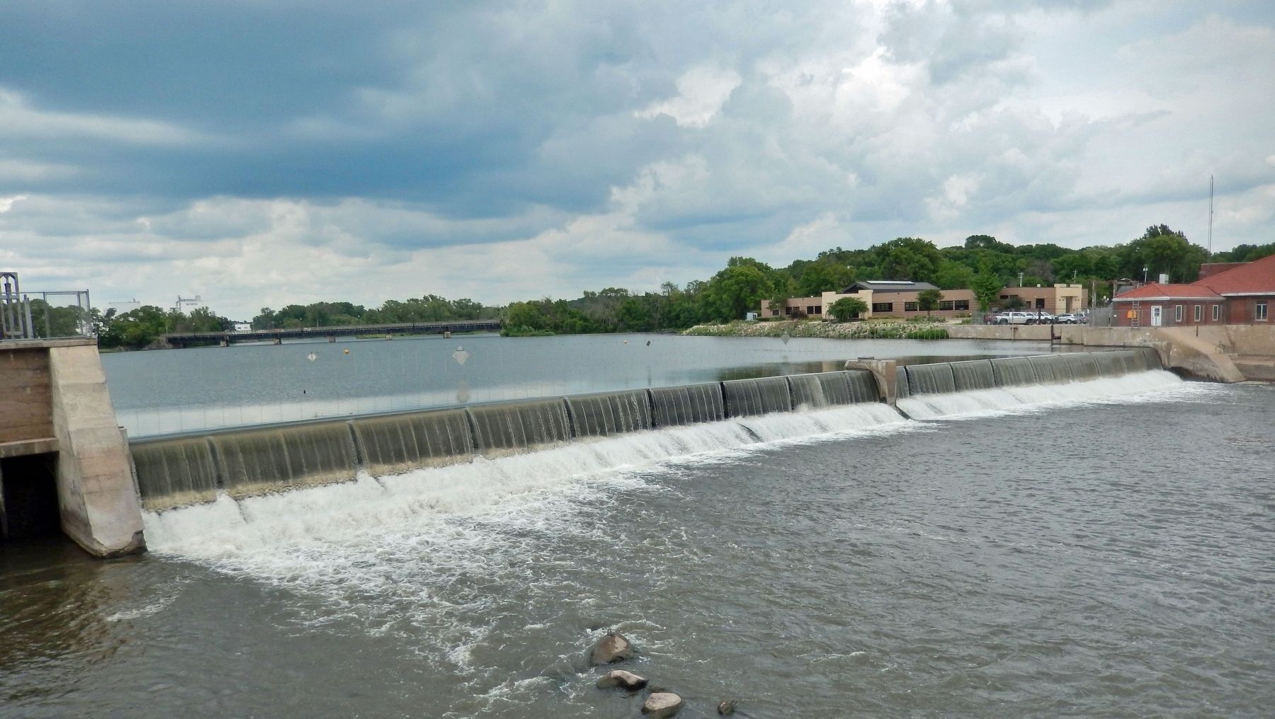 Cedar River Dam / Waverlys Inflatable Dam  Completed 2011 image. Click for full size.