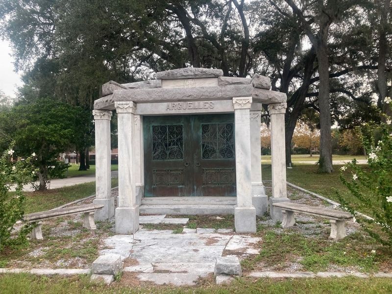 Arguelles Masoleum image. Click for full size.