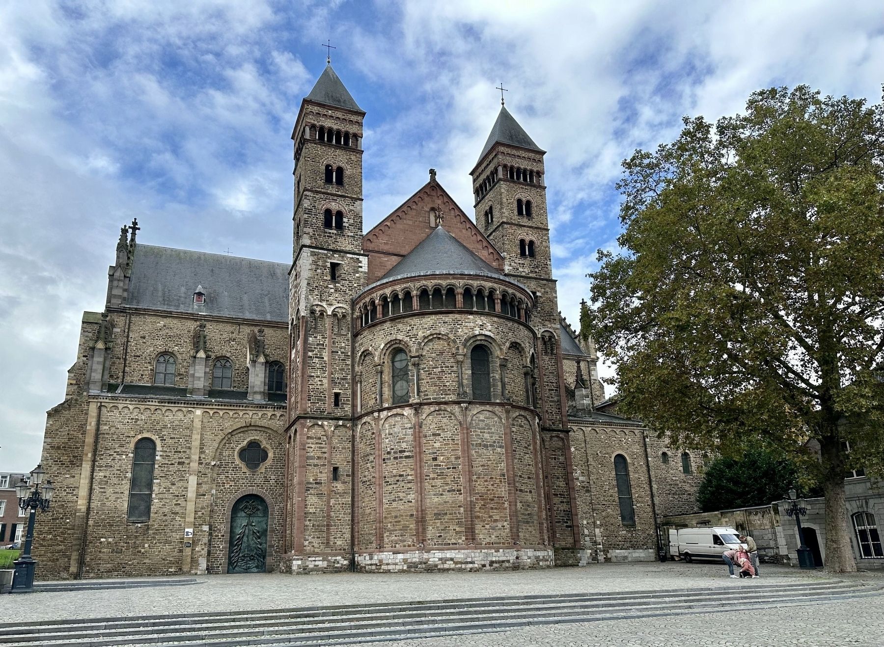 Sint Servaasbasiliek / Basilica of Saint Servatius - east side image. Click for full size.