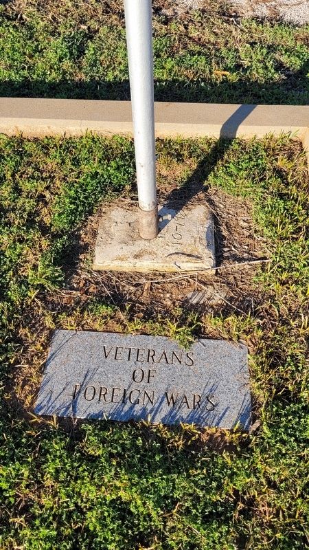 The Llano Flagpole and Memorial image. Click for full size.