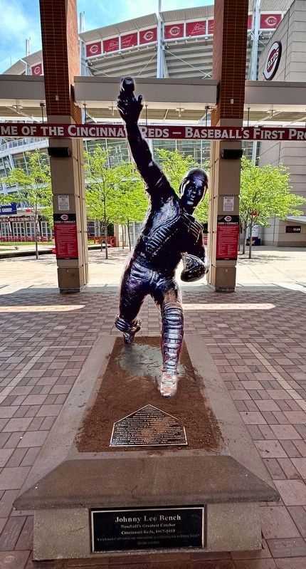 Johnny Bench Statue image. Click for full size.