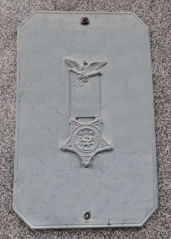 Marion Civil War Memorial<br>(<i>west side � G.A.R. Medal</i>) image. Click for full size.