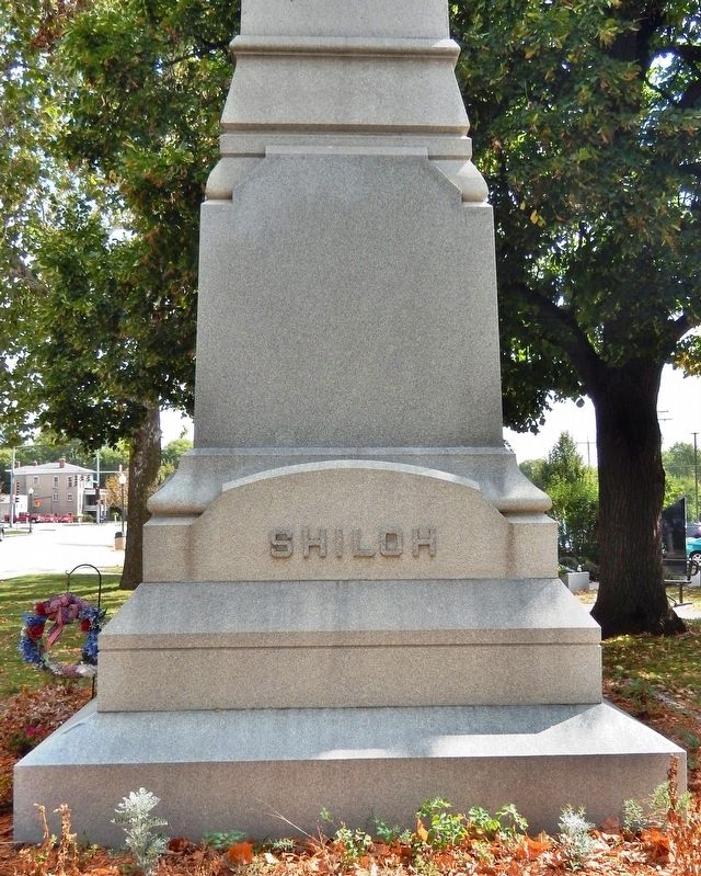 Grundy County Civil War Memorial<br>(<i>west side</i>) image. Click for full size.