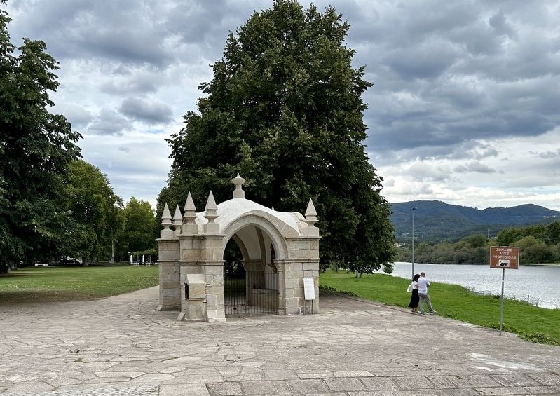 Capela do Anjo da Guarda / Chapel of the Guardian Angel and Marker. Click for full size. Capela do Anjo da Guarda / Chapel of the Guardian Angel and Marker image. Click for full size.