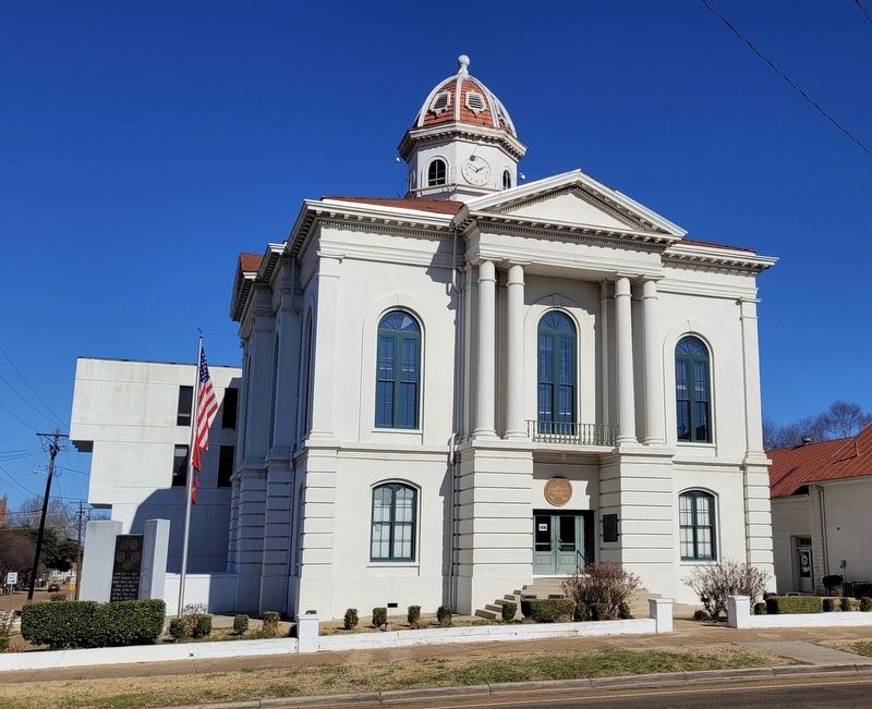 The view of the Yazoo County Courthouse and War Memorial from across the street image. Click for full size.