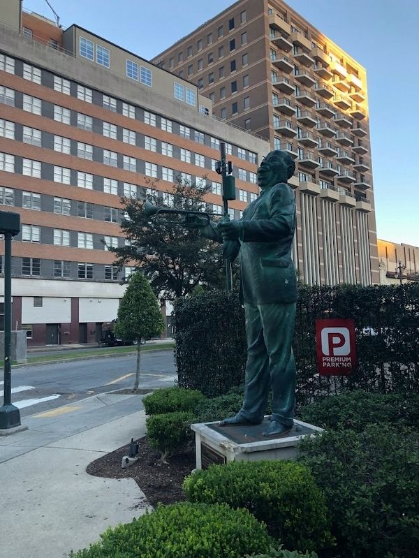 Louis Armstrong Statue image. Click for full size.