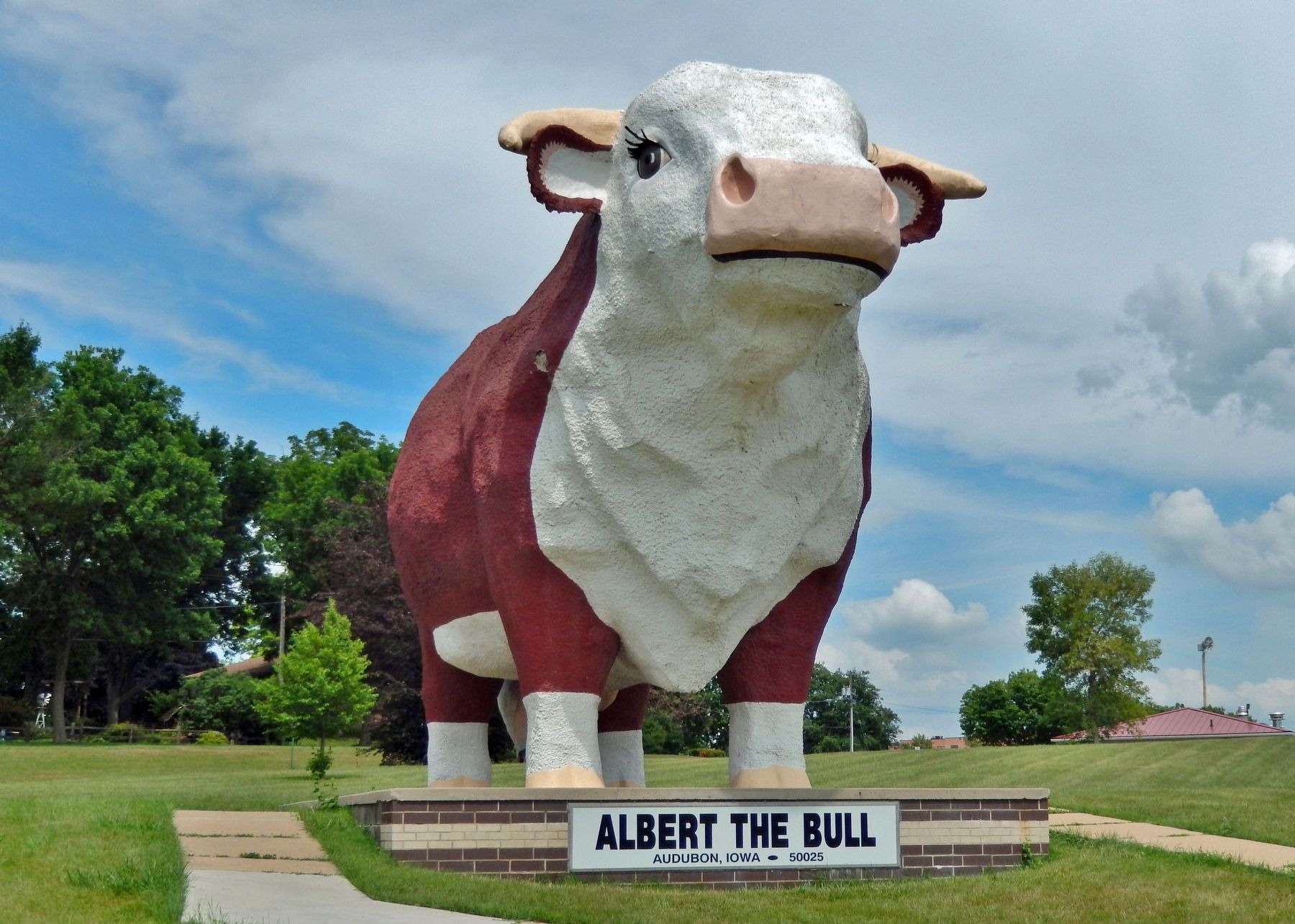 Albert  the World's Largest Bull image. Click for full size.