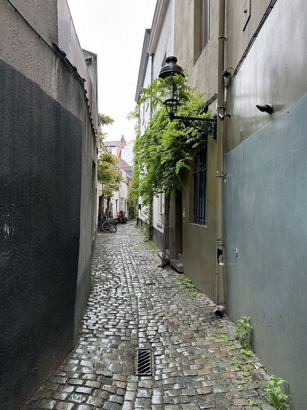 Rue de la Cigogne / Ooievarstraat - looking north, from just past the street entrance. Click for full size. Rue de la Cigogne / Ooievarstraat - looking north, from just past the street entrance image. Click for full size.
