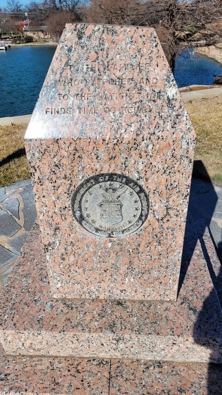 Veterans Memorial Monument image. Click for full size.