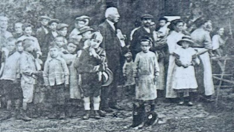Marker photo: Mayor Ren� graf de Geloes with refugees at Castle Eijsden image. Click for full size.
