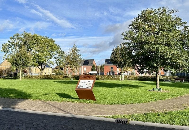 Het Veldje / The Field Marker - wide view image. Click for full size.
