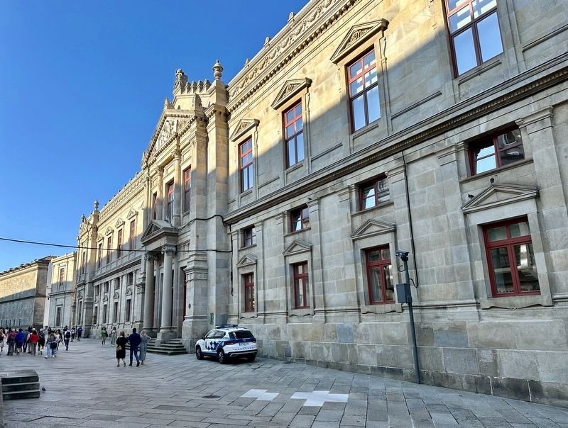 Facultade de Medicina / Faculty of Medicine Marker - wider view, looking south image. Click for full size.