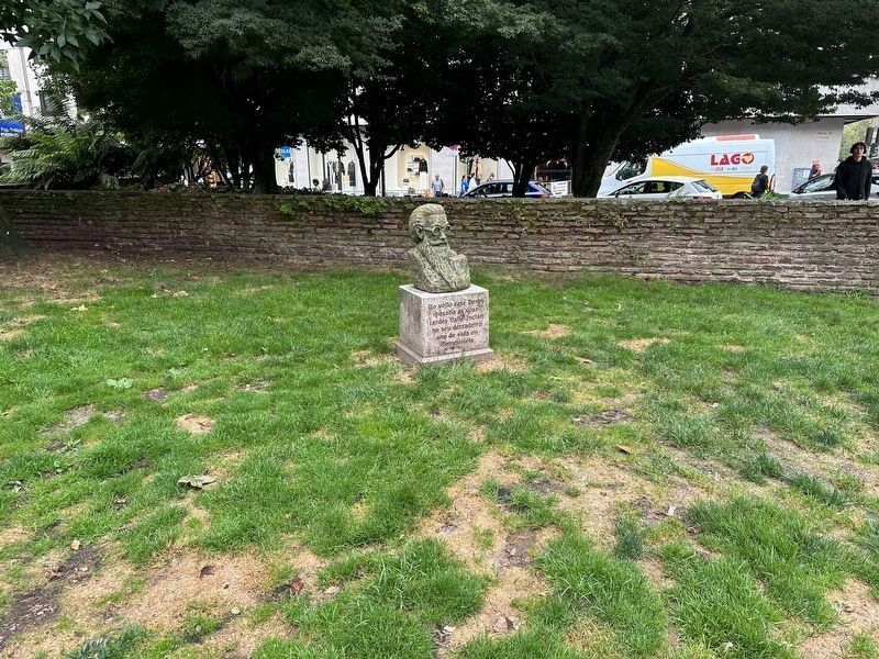 Valle-Incl�n bust and marker image. Click for full size.