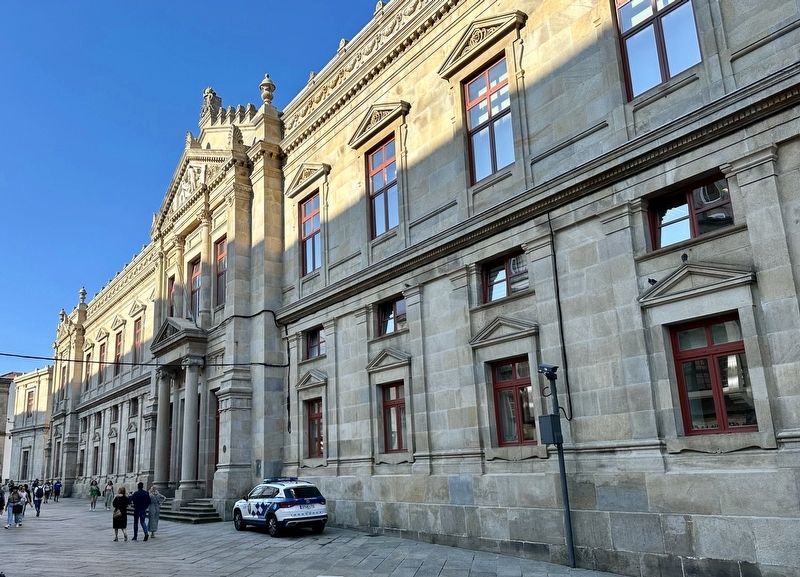Facultade de Medicina / Faculty of Medicine Marker - wide view image. Click for full size.