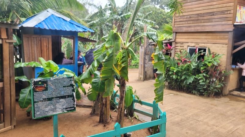 The Herbs of the Bay Island of Roatan Marker at the entrance to the Manawakie Park image. Click for full size.