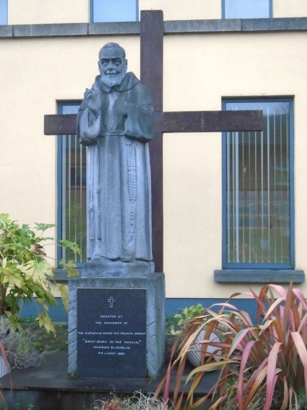 Padre Pio Statue image. Click for full size.