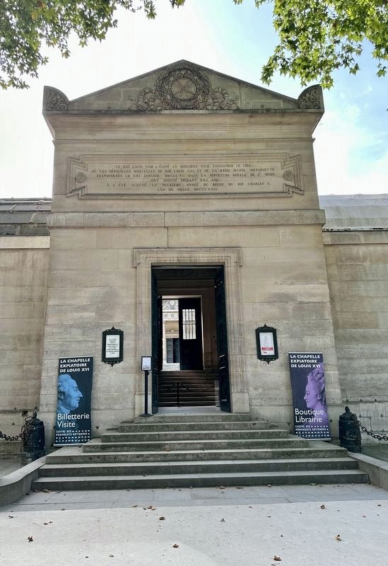 Entrance to Expiatory Chapel in Square Louis XVI image. Click for full size.
