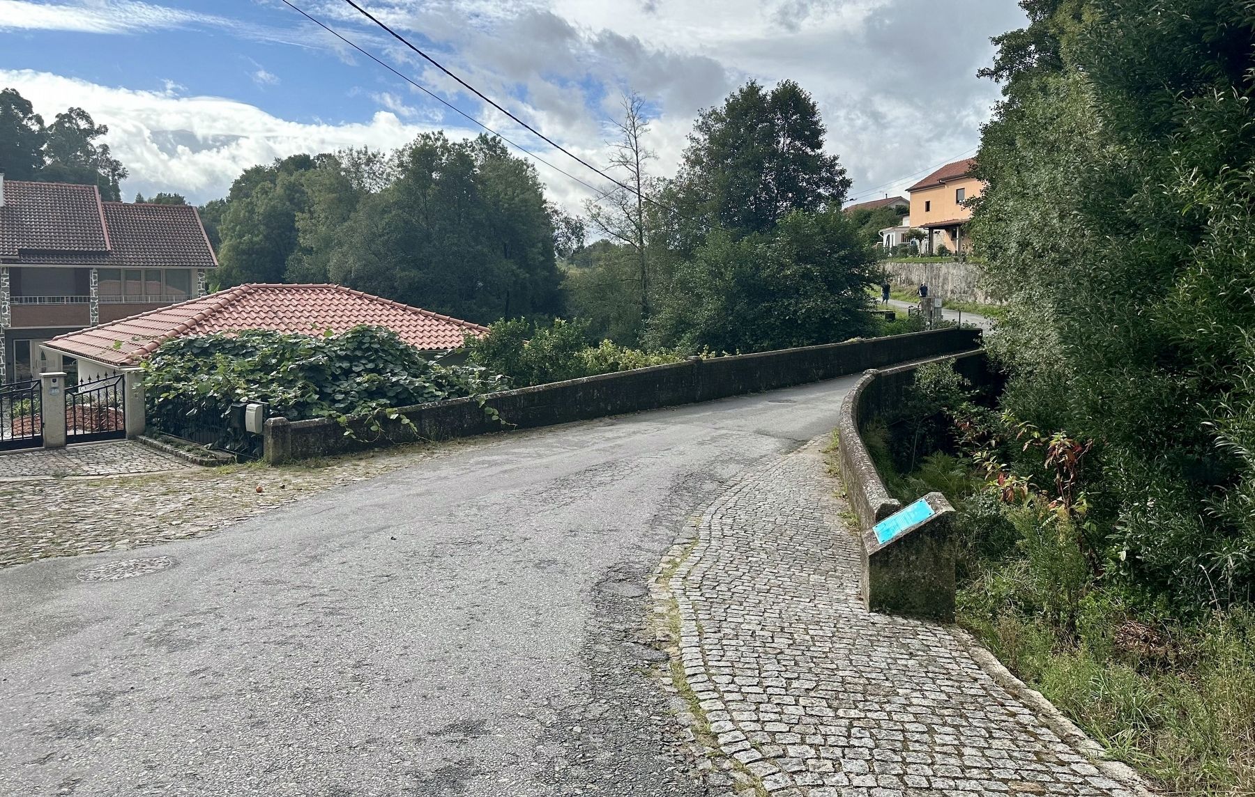 Ponte do Arco de Geiea and marker, looking south. Click for full size. Ponte do Arco de Geiea and marker, looking south image. Click for full size.