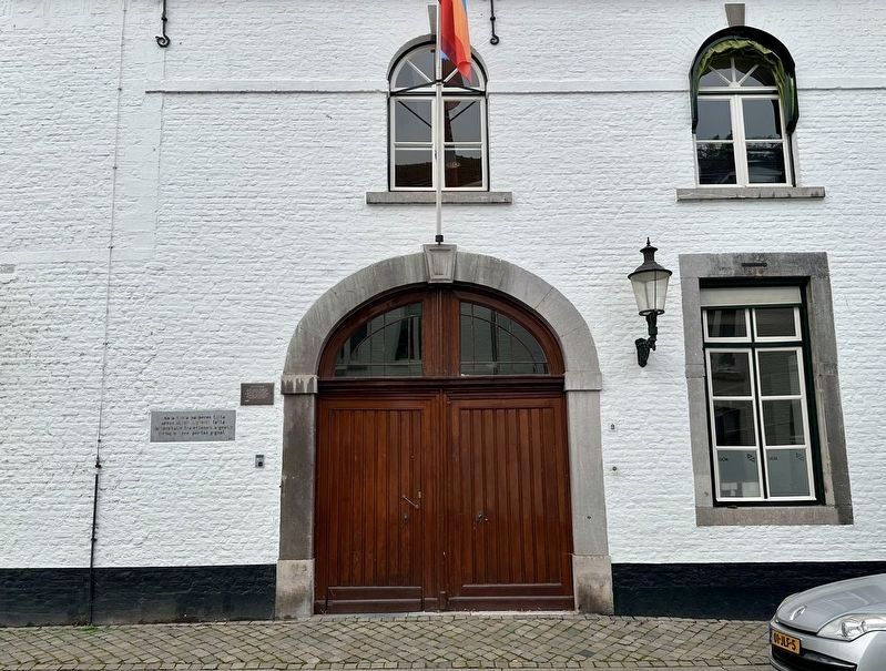 Huis in den Nieuwenhof / House on the Nieuwenhof Marker - wide view image. Click for full size.