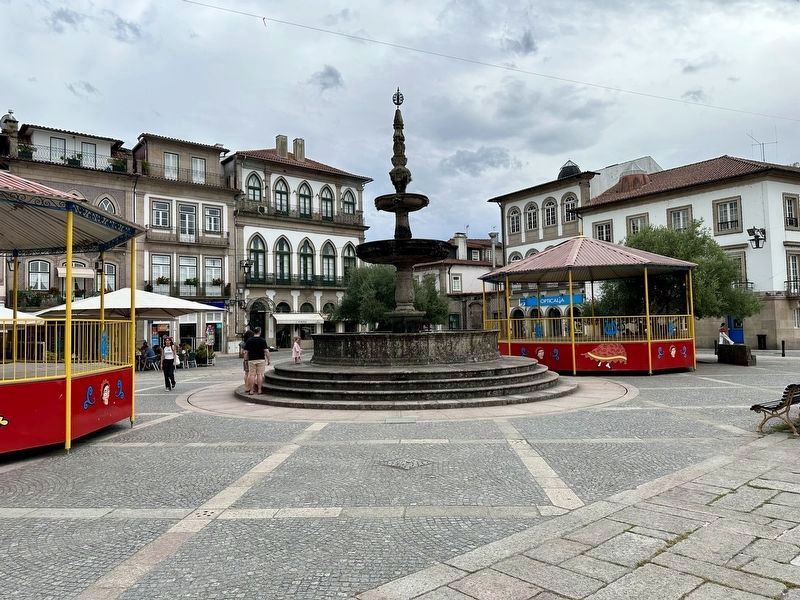 Partial view of Largo de Cames / Cames Square image. Click for full size.