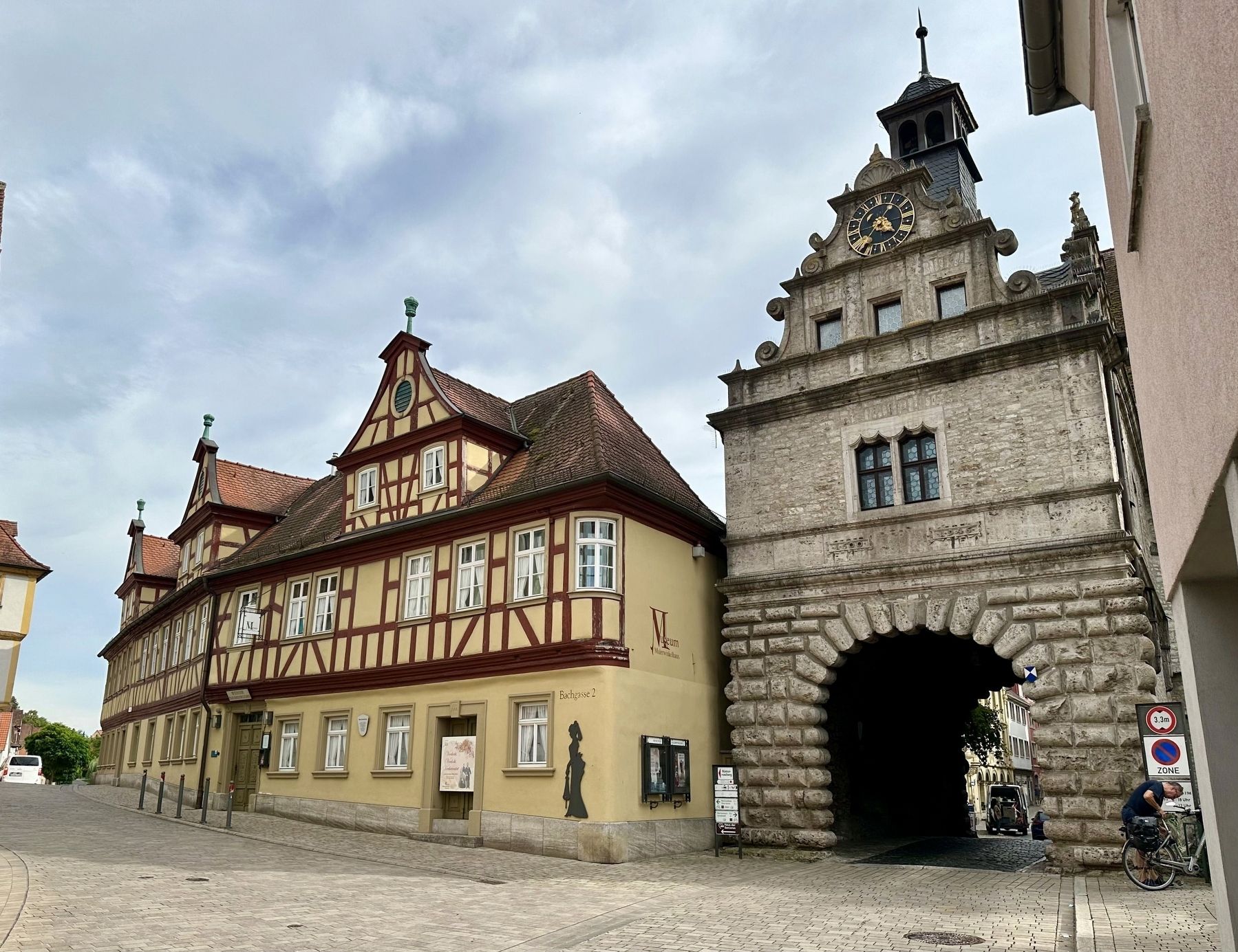 Malerwinkelhaus / �Painter�s Angle� House and Main River Gate image. Click for full size.