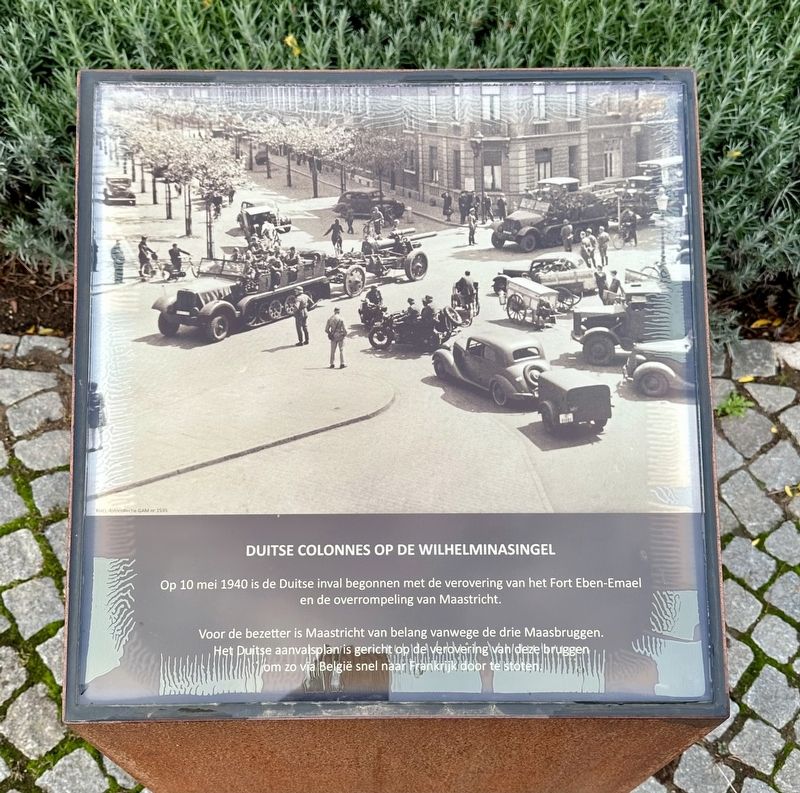 Herdenkingsplein (03): Duitse Colonnes / German Convoy Marker image. Click for full size.