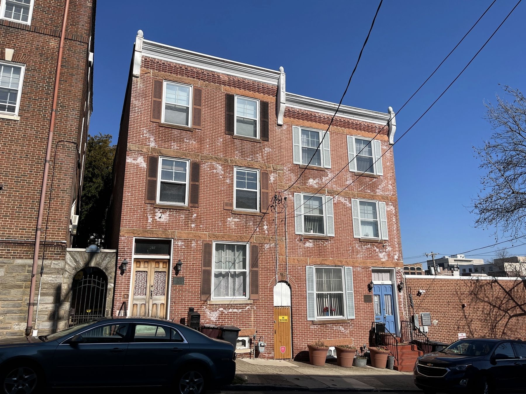 307 <i>(left)</i> and 305 <i>(right)</i> West 5th Street Marker image. Click for full size.