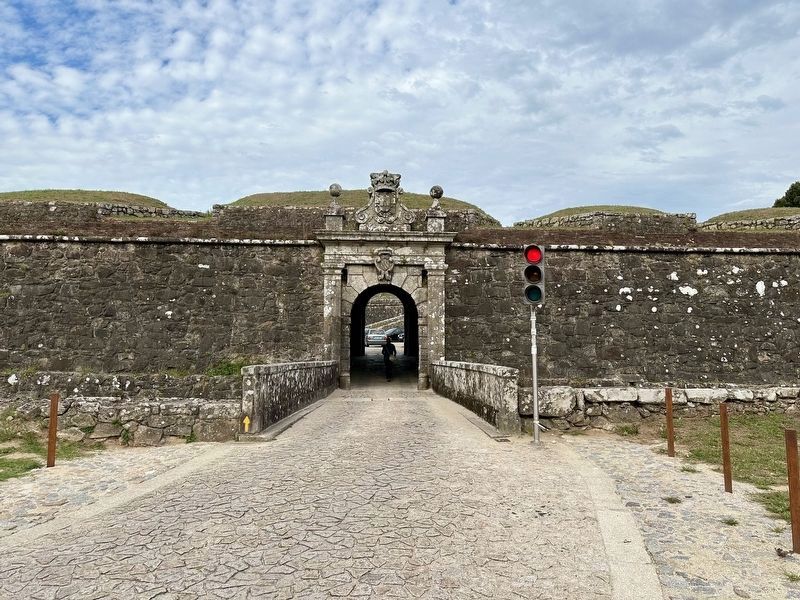 Coroada (south) entrance to fortress (Portas do Coroada) image. Click for full size.