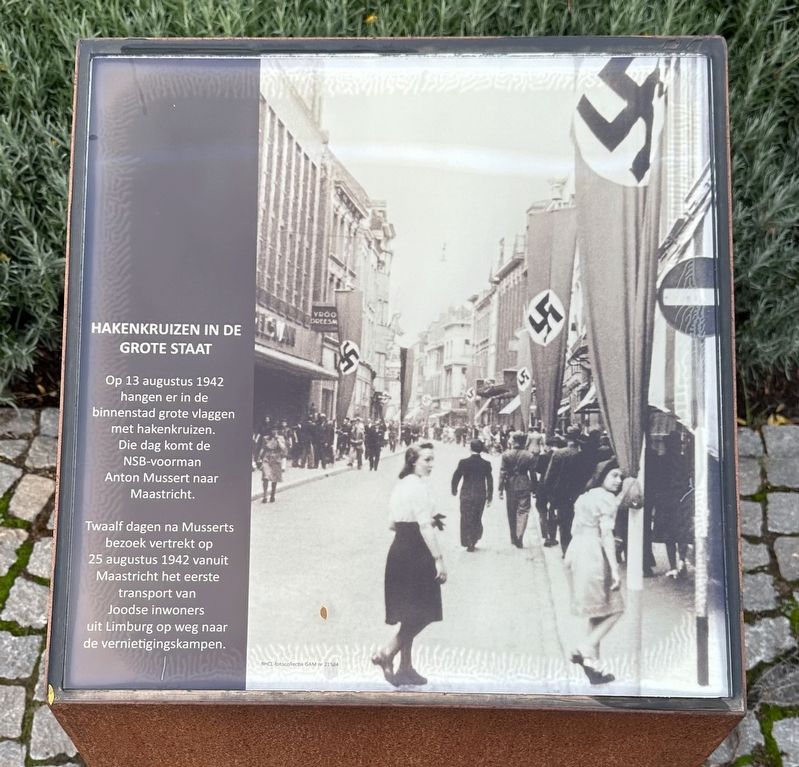 Herdenkingsplein (5): Hakenkruizen in de Grote Staat / Swastikas over Grote Staat Marker image. Click for full size.