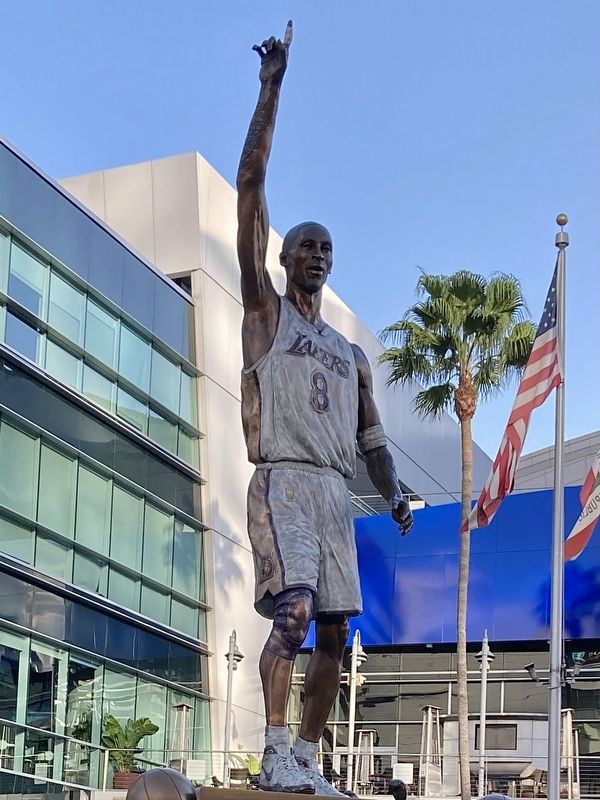 Kobe Bryant Statue image. Click for full size.