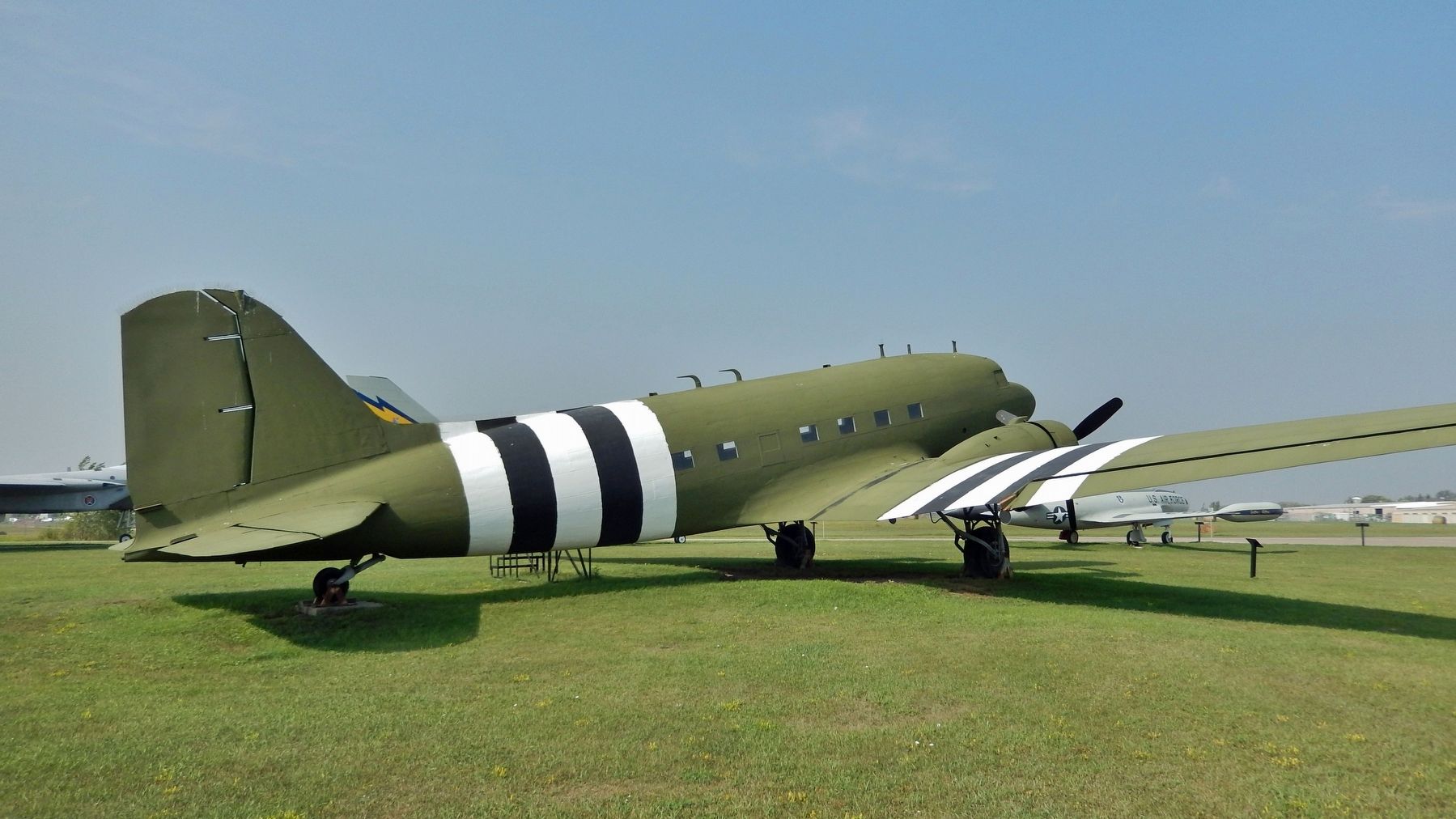 Douglas C-47 Skytrain image. Click for full size.