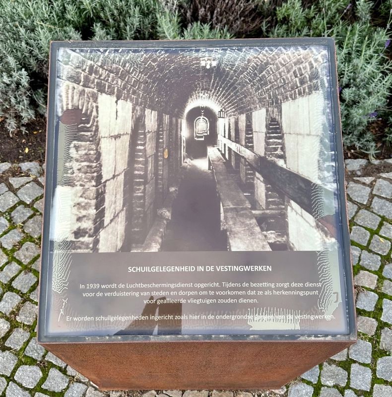 Herdenkingsplein (07): Schuilgelegenheid / Shelter Marker image. Click for full size.