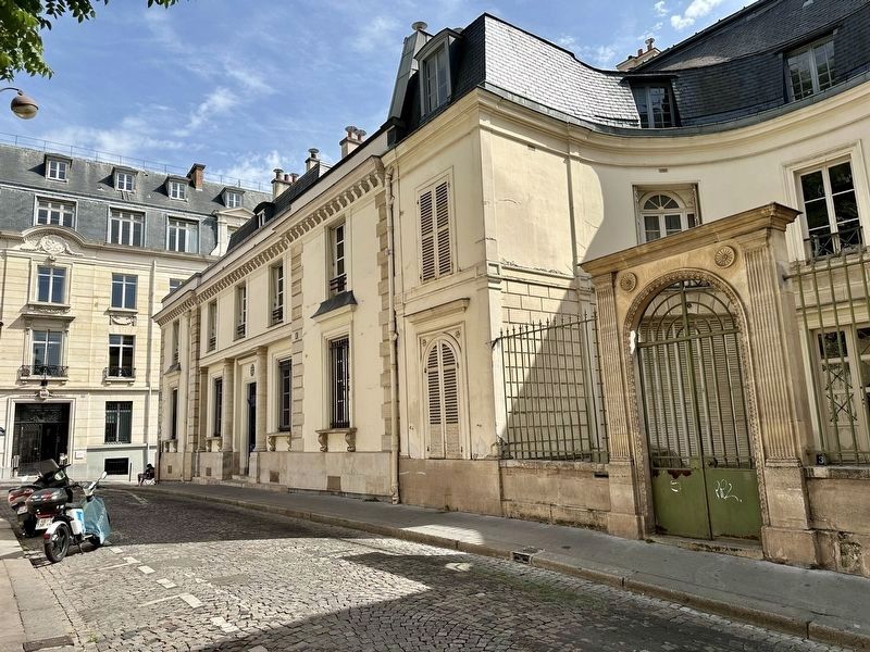 H�tels des Mlle. Mars et Mlle. Duchesnois Marker - wide view image. Click for full size.