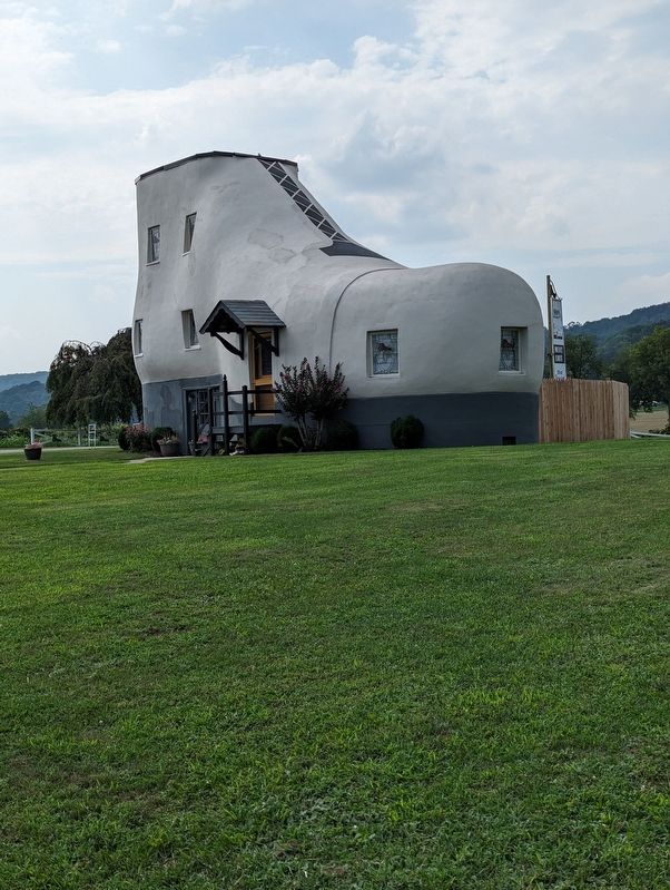 The Haines Shoe House Marker image. Click for full size.