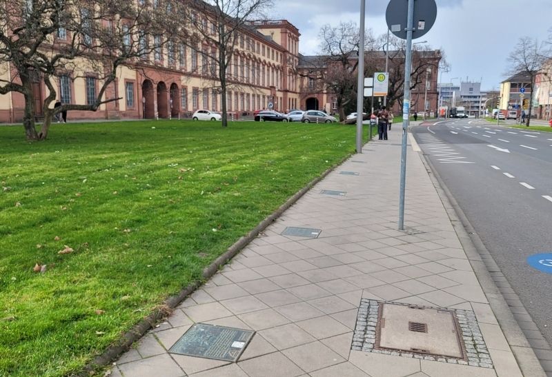 The view of the Heidelberger Romantik / Heidelberg Romanticism Marker along he sidewalk image. Click for full size.
