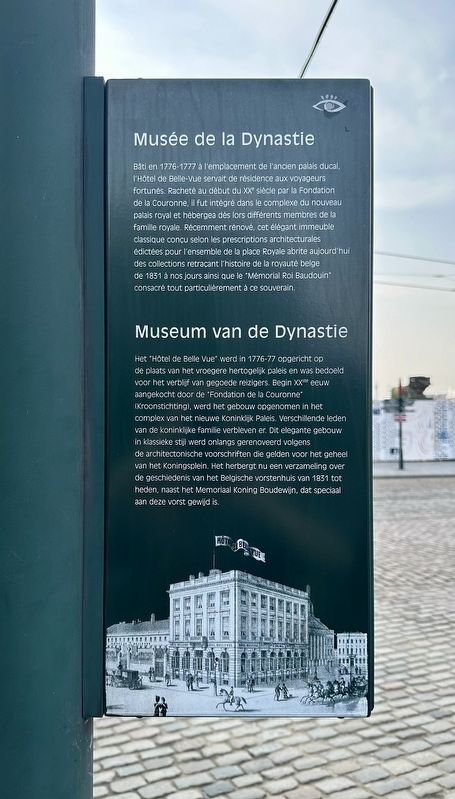 Muse de la Dynastie / Museum van de Dynastie side of marker image. Click for full size.