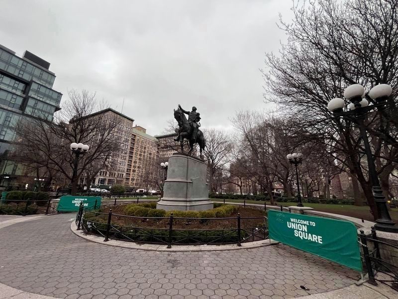 George Washington statue image. Click for full size.