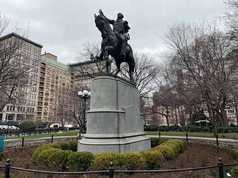 George Washington statue image. Click for full size.